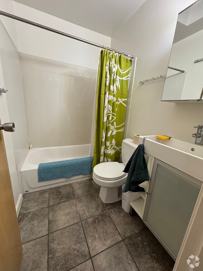 Building Photo - 2022 Virginia St Unit 2 Rental
