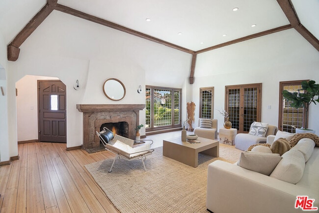 Photo - 137 N Poinsettia Pl