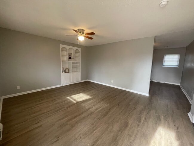 Photo - 606 Eastbrook Dr NW