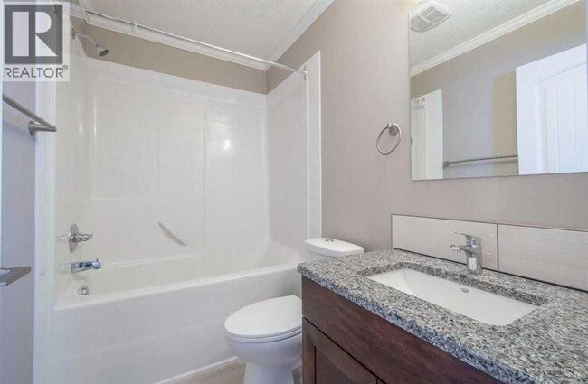 Photo - 5215-5252 52 St
