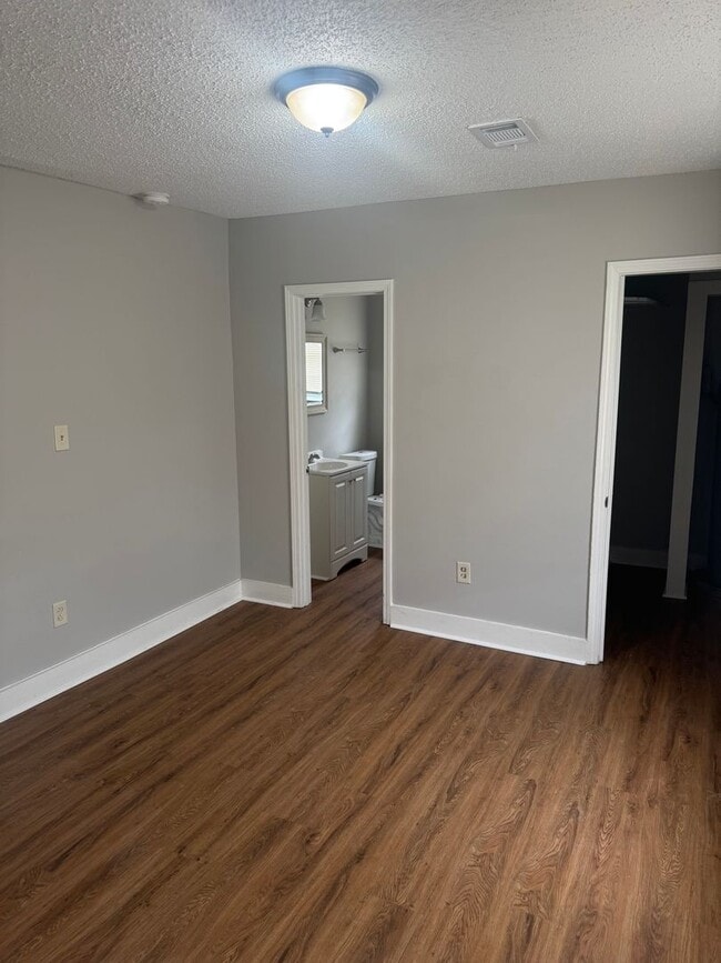 Photo - 694 Hamilton St