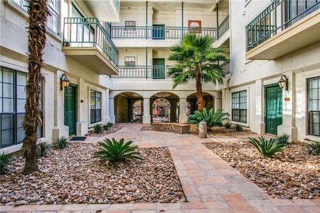 Building Photo - 1/1 Condo Walking Distance to UT Unit 304