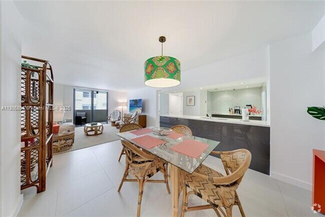 Building Photo - 1621 Collins Ave Unit 1621 Collins Ave appt 807 Rental