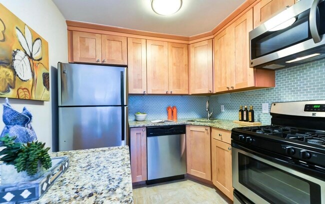 Building Photo - 4555 MacArthur Blvd NW Unit 208 Rental