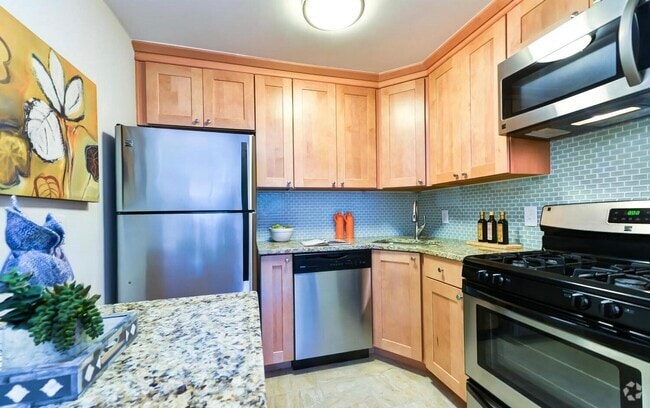 Building Photo - 4555 MacArthur Blvd NW Unit 208 Rental