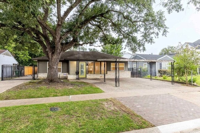 Building Photo - 1422 Hewitt Dr