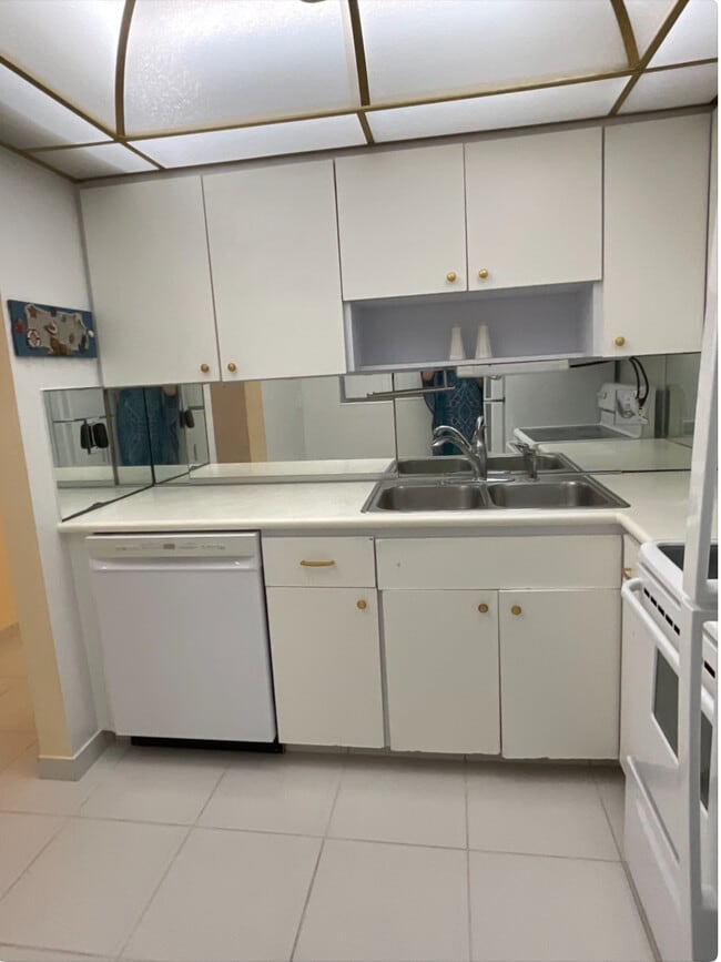 Dishwasher and garbage disposal - 2900 NW 47th Terrace Unit 103