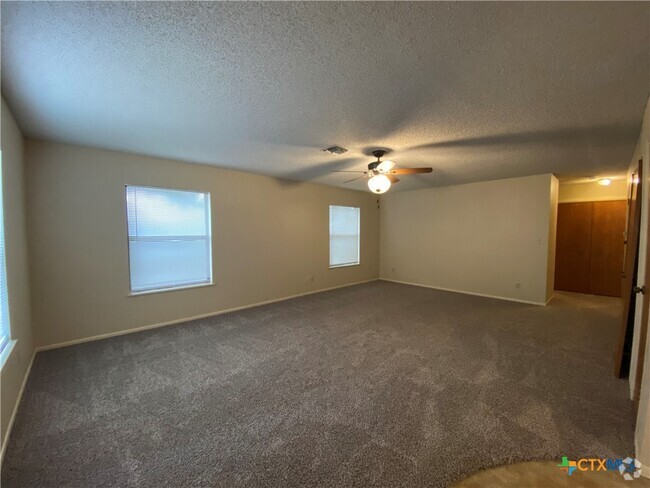 Building Photo - 40 Royal Crest Rental