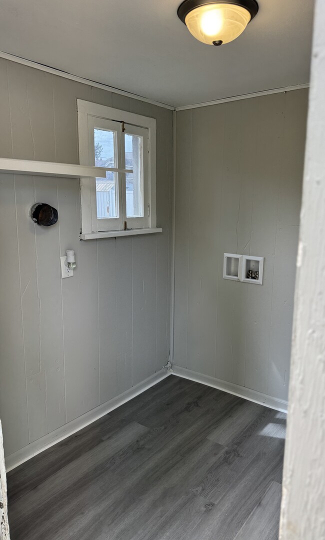 Entry/Laundry - 1220 Moore St