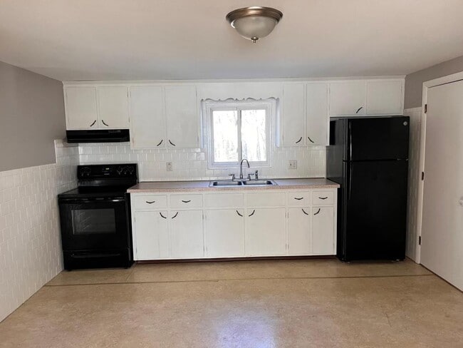 Building Photo - 49 Miller St