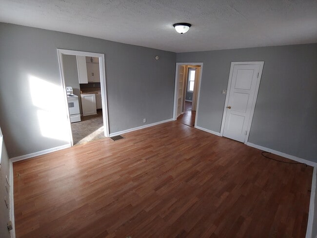 Building Photo - 2006 N Drexel Ave Rental