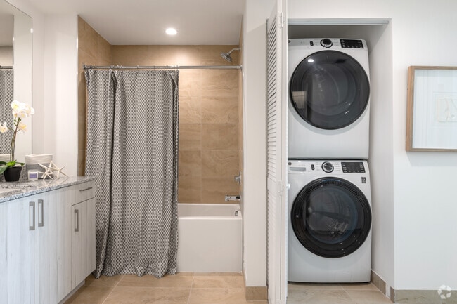1BR, 1BA - 632SF - Bathroom
