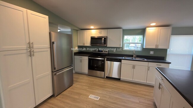 Photo - BEAUTIFUL 3/2 AVAILABLE NOW! ASK ABOUT OUR SPECIALS!!!