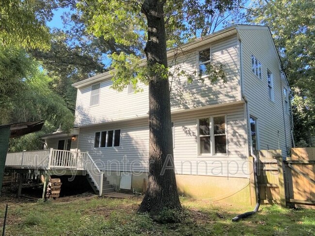 1161 Green Holly Dr
