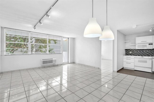Photo - 5313 Collins Ave Unit 204