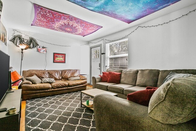 Photo - 2411 Blossom St