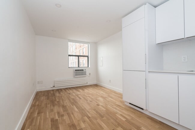 Building Photo - 798 Richmond St W Unit 122