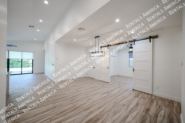 Photo - 2418 E Amelia Ave