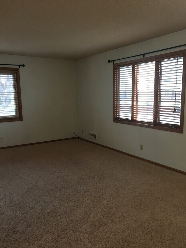 Living room - 322 3rd Ave SE Unit 322