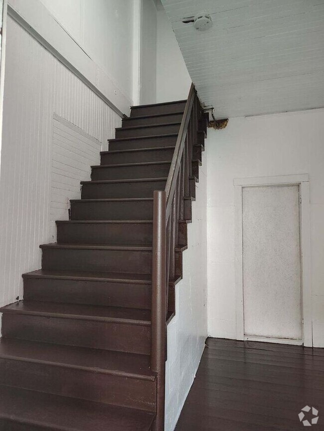Building Photo - 3 BEDROOM Rental