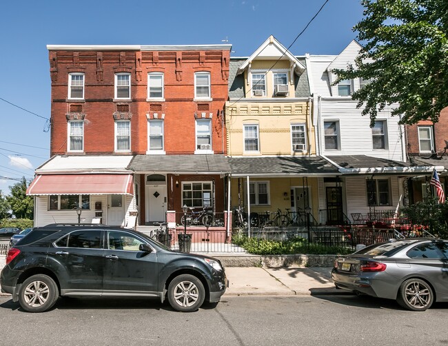 Bright, Third floor, 2-bedroom apartment close to Drexel University. Recently updated and includes new oak flooring, granite counters and views of the Art Museum, Boat House Row and the Schuylkill River. High ceilings, many windows, central air, separate utilities, washer and dryer (coin operated...
