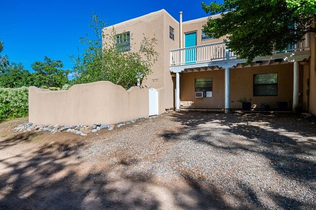 Building Photo - Snug One-Bedroom on Historic Hillside Ave. Unit D Rental