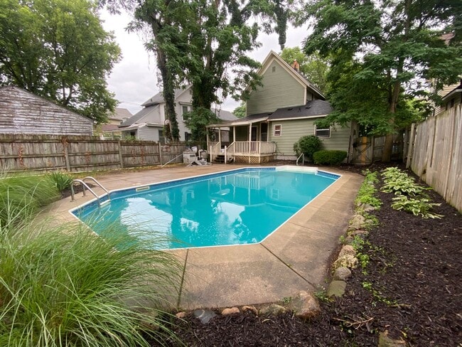 23 Grand NE - SWIMMING POOL!!! - 23 Grand NE - SWIMMING POOL!!! House