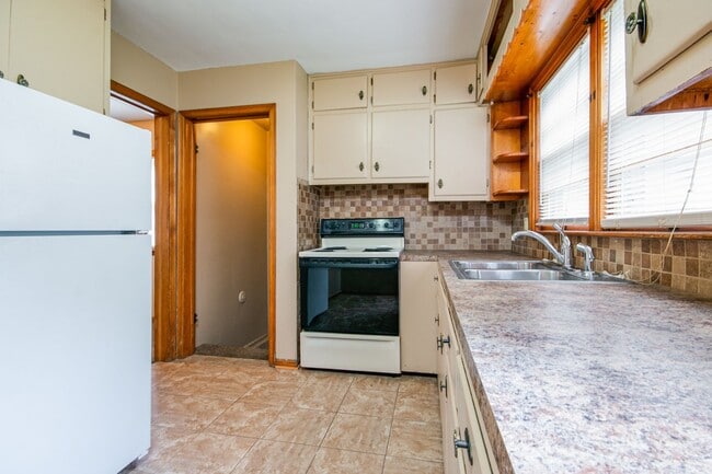 Building Photo - Great 5 Bedroom on East Side of Campus