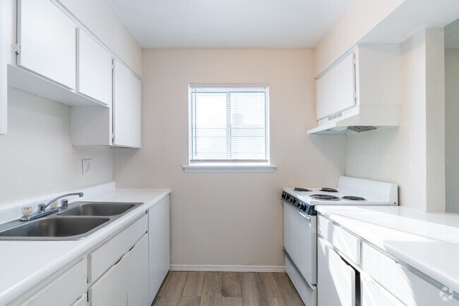 1BR, 1BA - 500SF - Kitchen