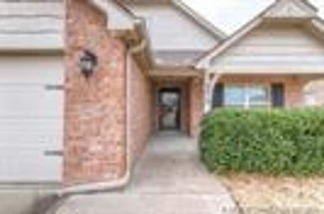 Photo - Well maintained home in a great location w...