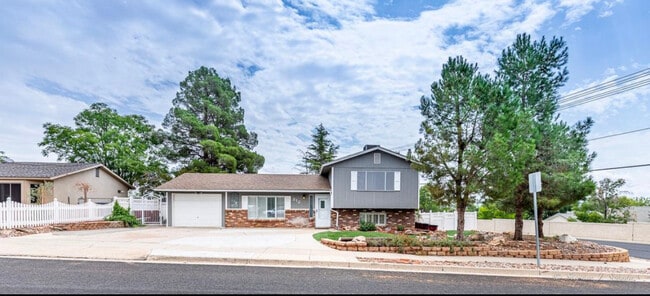 Building Photo - 212 Saguarro Dr