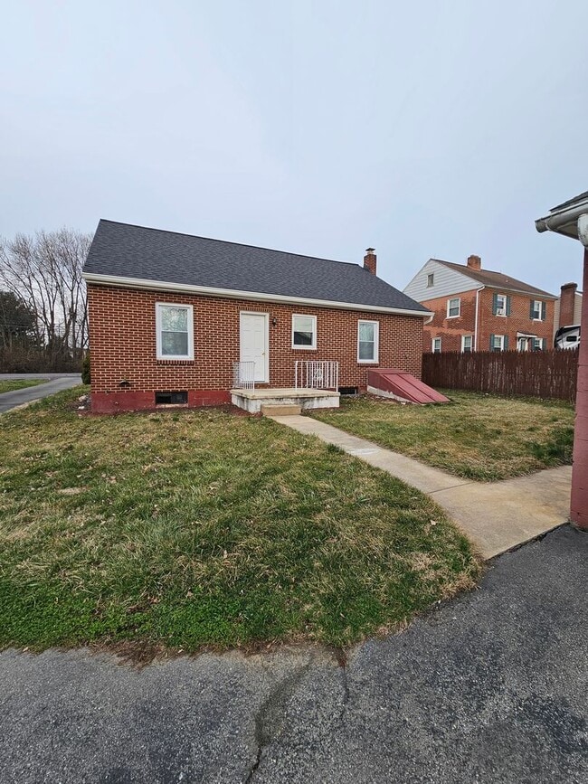 Photo - 923 Rohrerstown Rd