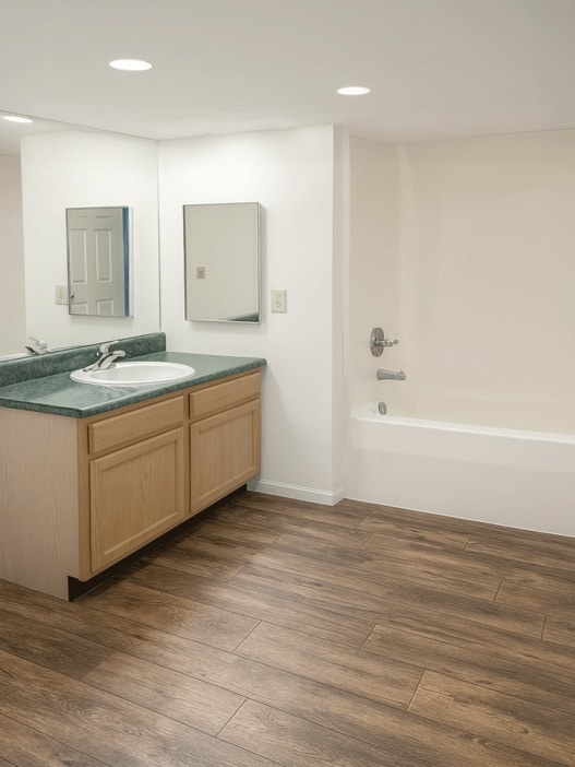 Large Bathroom with Tub/Shower