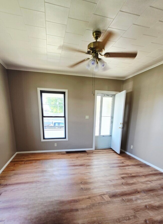 Photo - 141 W 1st St