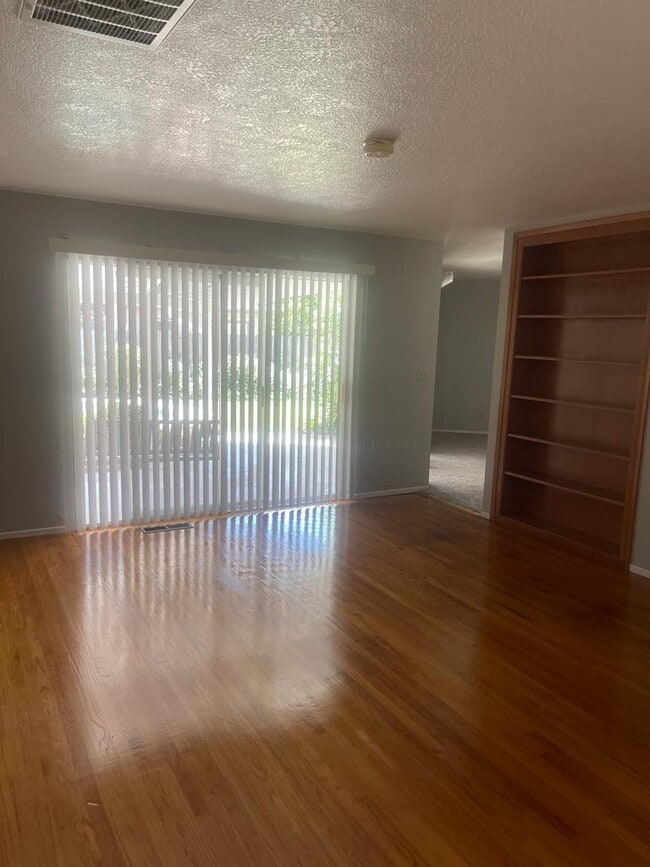 Photo - 1004 Wellington Dr