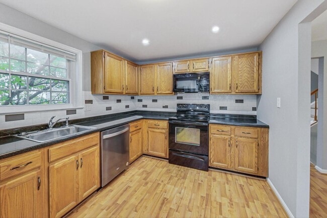 Photo - Beautifully maintained end unit Townhouse located in Stonebridge subdivision!
