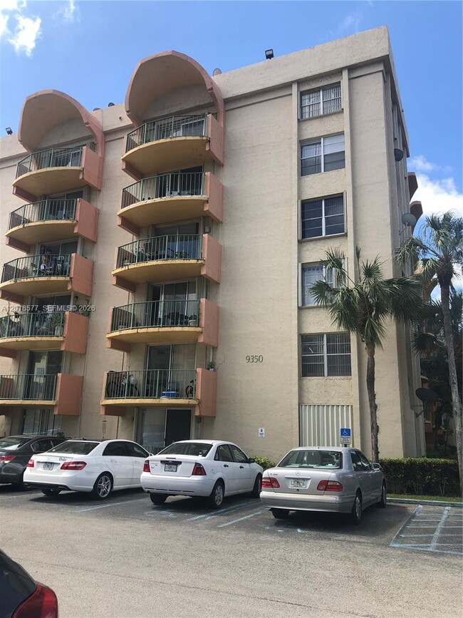 Building Photo - 9350 Fontainebleau Blvd Unit 204