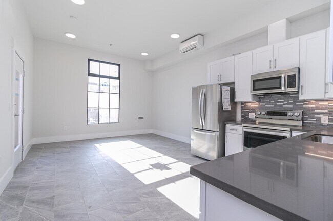 Photo - 2550 Regent St