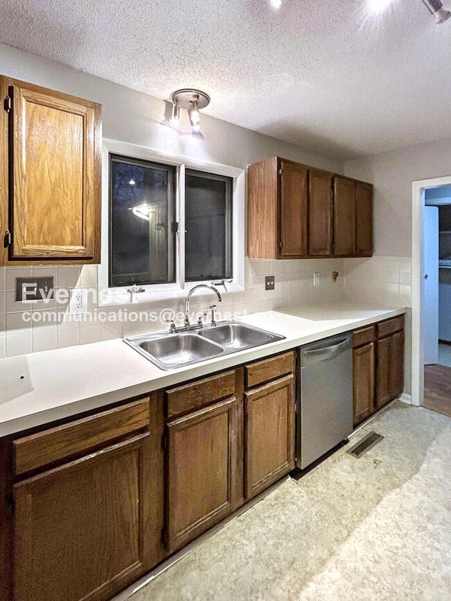 Photo - 57 Carrisbrooke Ln