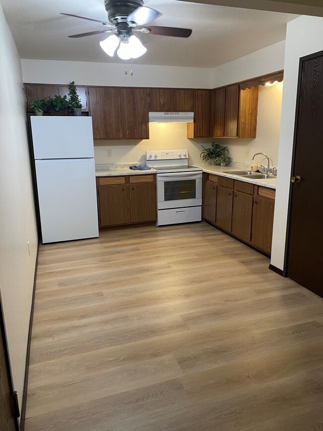 Building Photo - 1712 S 115 Ct Unit 2