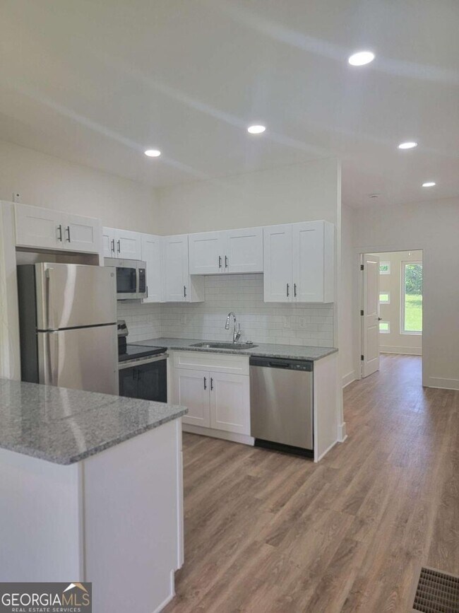 Photo - 1351 Brewster St SW
