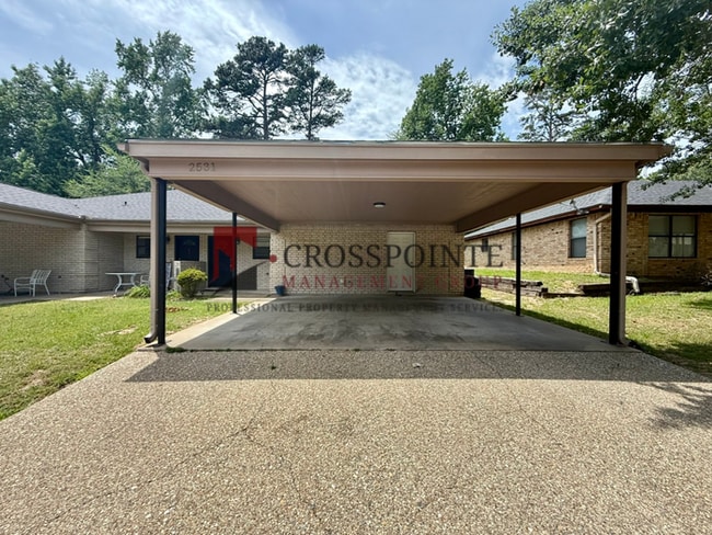 Building Photo - 3 Bedroom, 2 Bathroom Duplex!