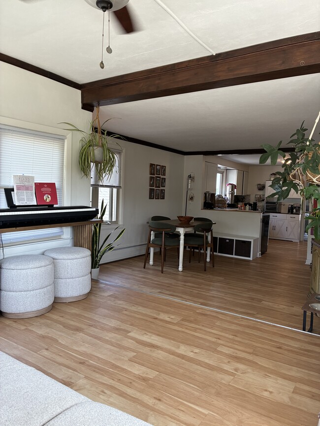 Terraza acristalada y comedor - 8903 W Orchard St
