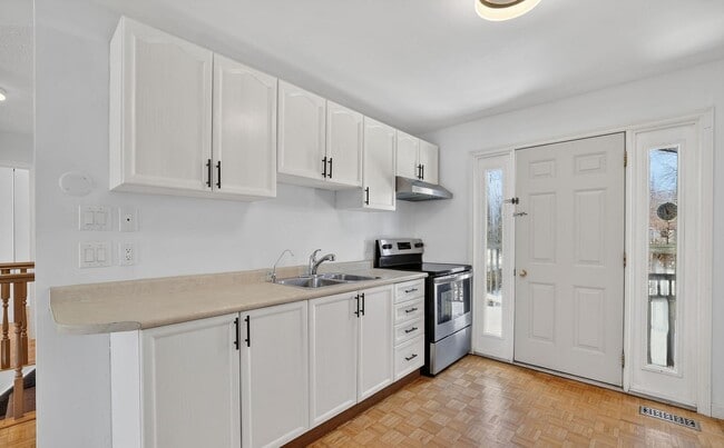 Building Photo - 704 Brock St S Unit 2