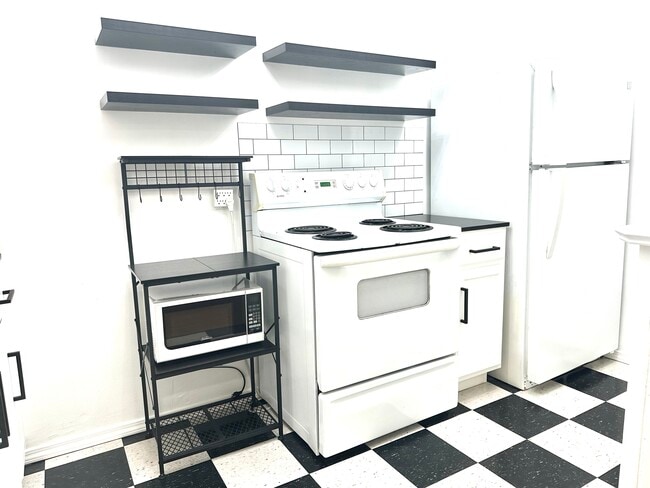 Building Photo - 1108 S Detroit Ave Michael Unit 3rd floor 1C