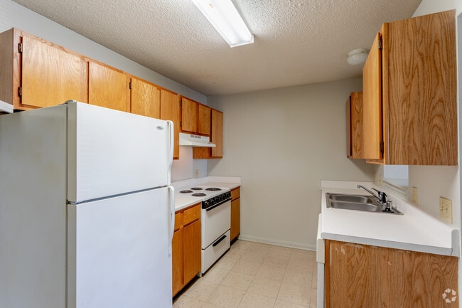 2BR, 1BA - 770 SF