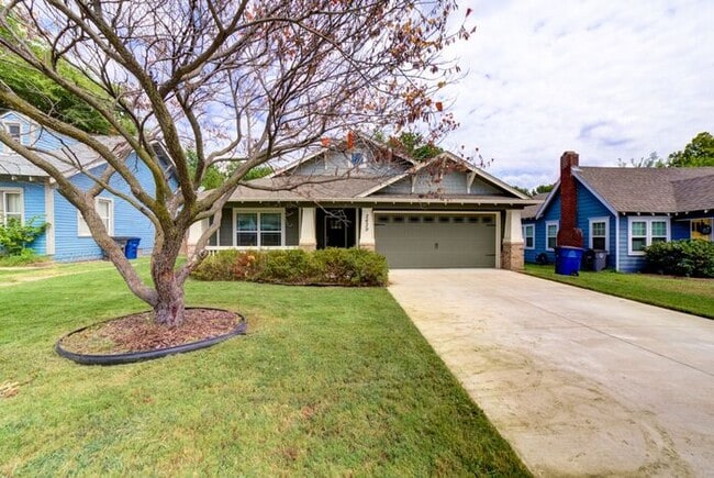 Building Photo - Cutest 3/2/2 Craftsman Style Home!