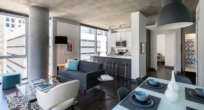 Building Photo - 212 W Washington St Unit 1403