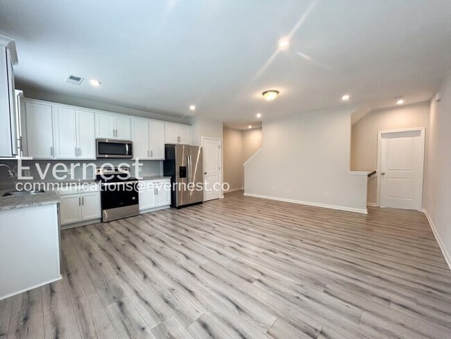 Photo - Limited Time Special Offer / 3 Bed/3 Bath Townhome with Attached Garage / Pet-Friendly / Vouchers...