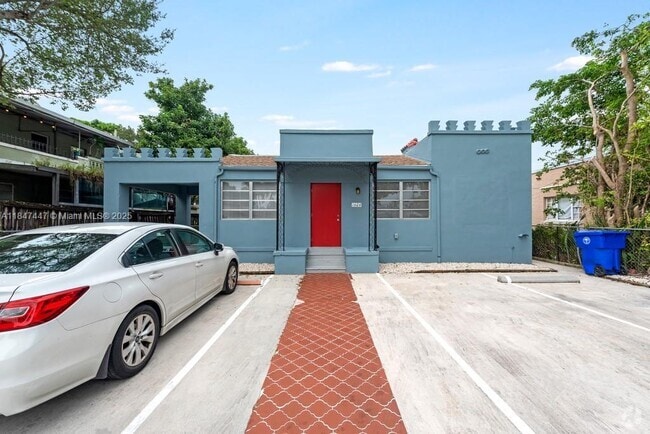 Building Photo - 1604 SW 9th St Unit A Rental